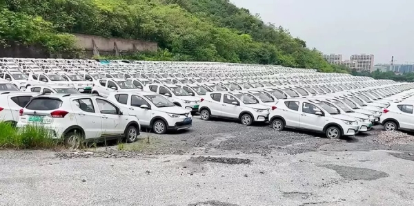 В Китае находят поля с заброшенными электромобилями. Что происходит? В Китае находят поля с заброшенными электромобилями. Что происходит?