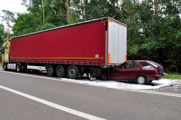 В Польше Skoda врезалась в грузовик с белорусом за рулем В Польше Skoda врезалась в грузовик с белорусом за рулем