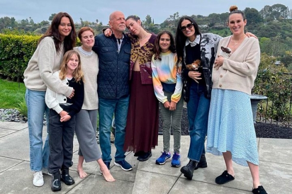 Болезнь Брюса Уиллиса прогрессирует – он перестал узнавать свою бывшую жену Болезнь Брюса Уиллиса прогрессирует – он перестал узнавать свою бывшую жену