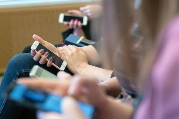 Ученые рассказали, кто наиболее зависим от смартфонов и соцсетей Ученые рассказали, кто наиболее зависим от смартфонов и соцсетей