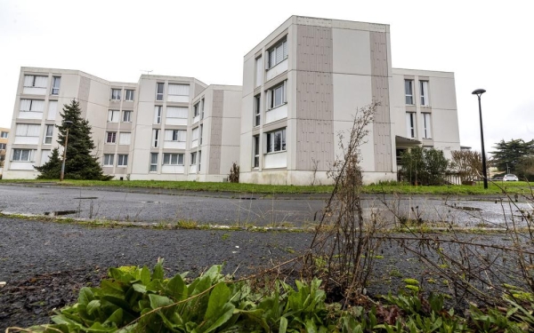 Мальчик с семи лет жил один. Его мать переехала в другой город Мальчик с семи лет жил один. Его мать переехала в другой город