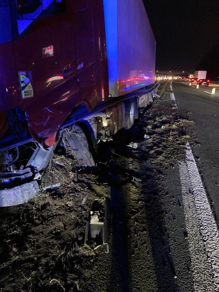 В Германии белорус на фуре снес барьер на трассе, пострадали еще 4 авто В Германии белорус на фуре снес барьер на трассе, пострадали еще 4 авто