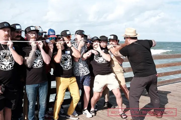 Мужчины с длинными усами и бородой установили новый мировой рекорд Мужчины с длинными усами и бородой установили новый мировой рекорд