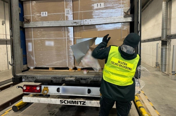 В Польше задержали белорусских дальнобойщиков с контрабандой на $2 миллиона В Польше задержали белорусских дальнобойщиков с контрабандой на $2 миллиона