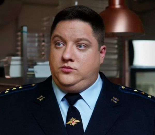 Умер актер Роман Попов. Он сыграл Мухича в сериале «Полицейский с Рублёвки» Умер актер Роман Попов. Он сыграл Мухича в сериале «Полицейский с Рублёвки»